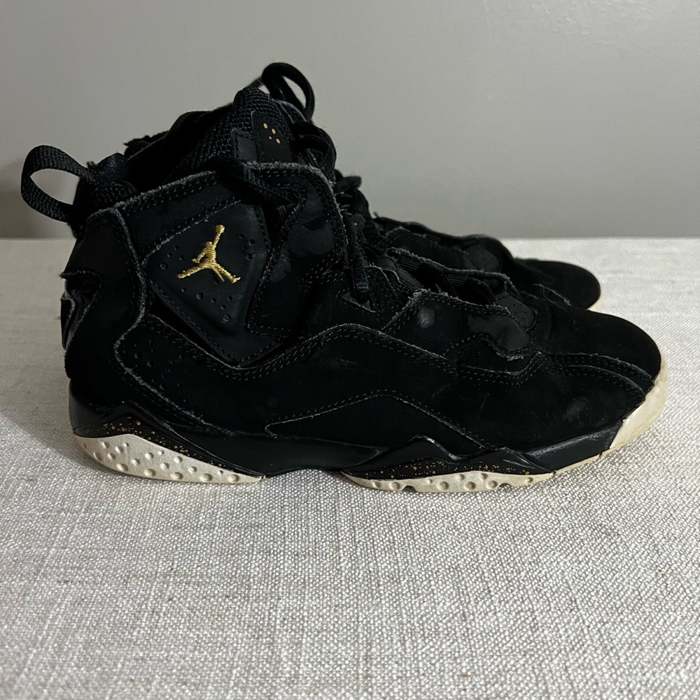 ✨Nike Jordan True Flight youth size 3‎ Black and gold.